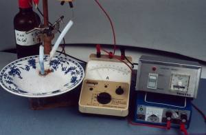 Le pinceau électrolytique permet d’extraire les oxydes relativement inaccessibles.© EDF Copyright - Droits réservés