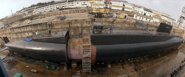 La nouvelle coque de 70 tonnes est descendue avant de réaligner l’ensemble petit à petit © Naval Group