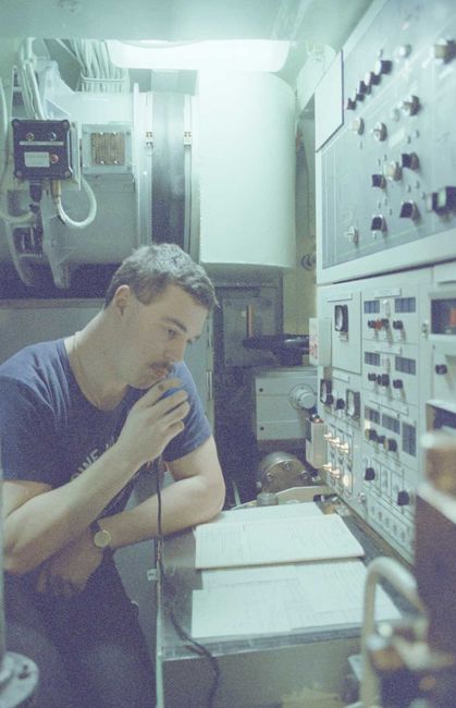 Un transmetteur, surnommé "Trans", est posté en permanence au PC radio. Ici à bord du SNLE Le Terrible en 1985 © ECPAD