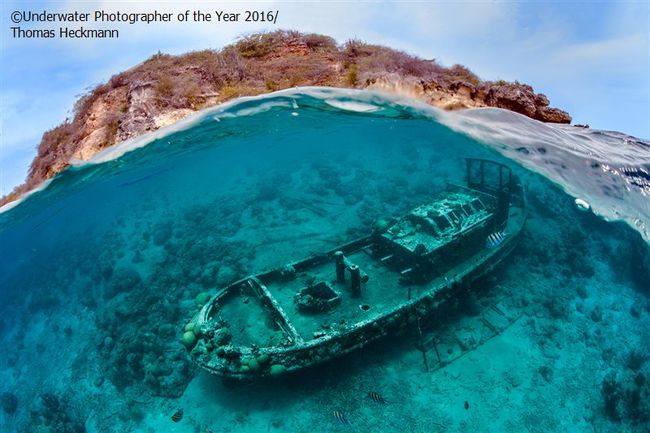 Photographie de Thomas Heckmann primée dans la catégorie "Épaves" du Festival international de la photographie sous-marine britannique. Cette épave se situe près de l'île de Curaçao dans la mer des Caraïbes. © Underwater Photographer of the year 2016/Thomas Heckmann.