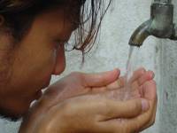 Homme buvant de l'eau © http://www.freeimages.com/