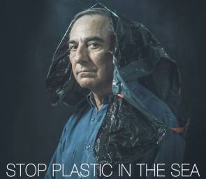 Allain Bougrain-Dubourg pose pour la campagne "Stop plastic in the sea" © Cyril Abad / Hans Lucas