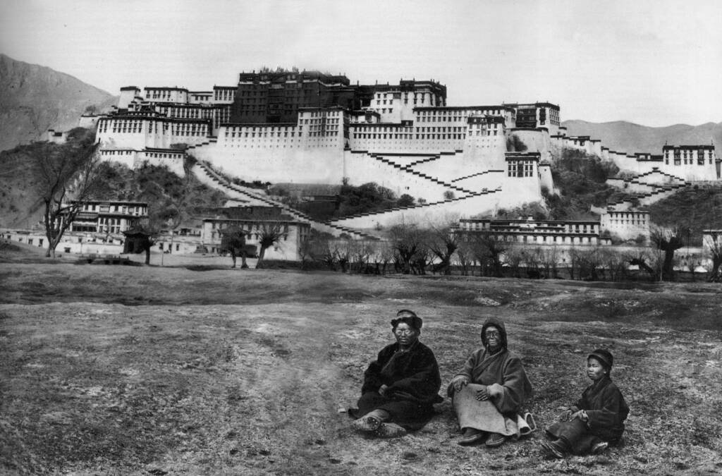 Aphur YONGDEN, Alexandra DAVID-NEEL et un enfant tibétain devant le Potala, Lhassa, février-avril 1924