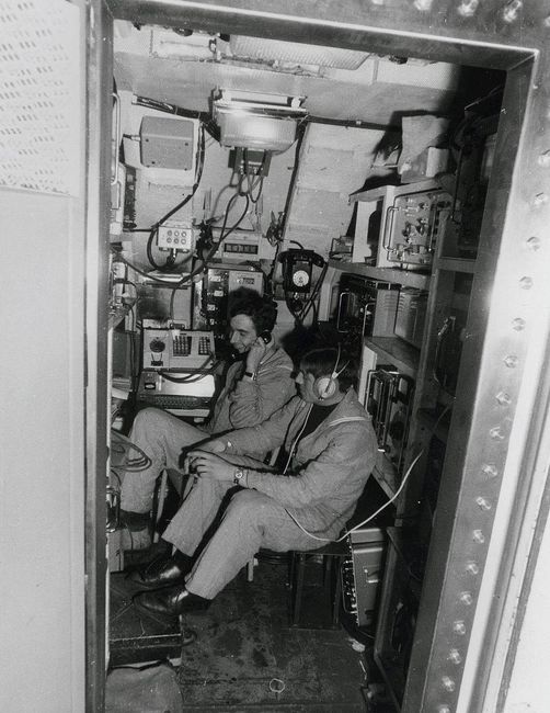 Les transmetteurs au PC radio dans le sous-marin nucléaire lanceur d'engins Le Redoutable © DCNS