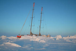 Tara dans les glaces de l'Arctique ©Denis Bourget