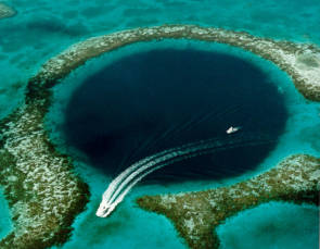 The Great Blue Hole : Le Grand Trou Bleu est un cénote sous-marin situé au large de la côte du Belize, en Amérique centrale © U.S. Geological Survey (USGS)