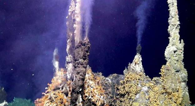 Système hydrothermal au niveau du volcan sous-marin Axial @ Image Credit: D. Kelley, University of Washington/NSF-OOI/WHOI