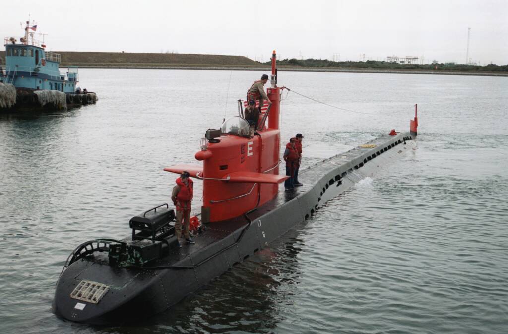 Vue de l'avant bâbord du submersible de recherche à propulsion nucléaire NR-1.