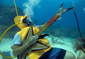 Jeff Wright, déguisé en hippocampe, joue sur une fausse guitare lors du Festival annuel de musique sous-marine dans l'archipel des Keys, au large de l'île de Big Pine Key (Floride). © Bob Care/Florida Keys News Bureau